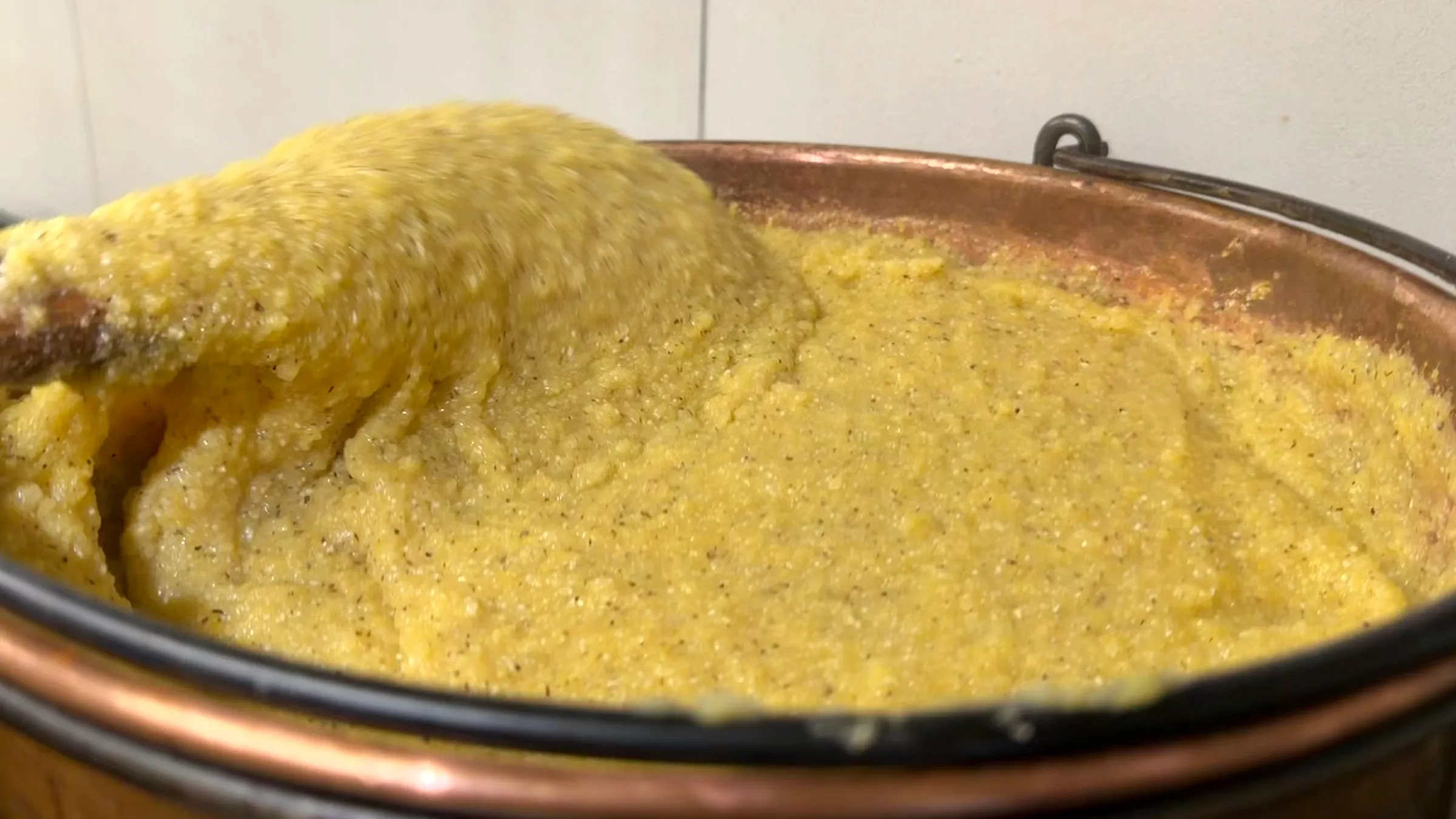 Polenta mescolata nel paiolo di rame