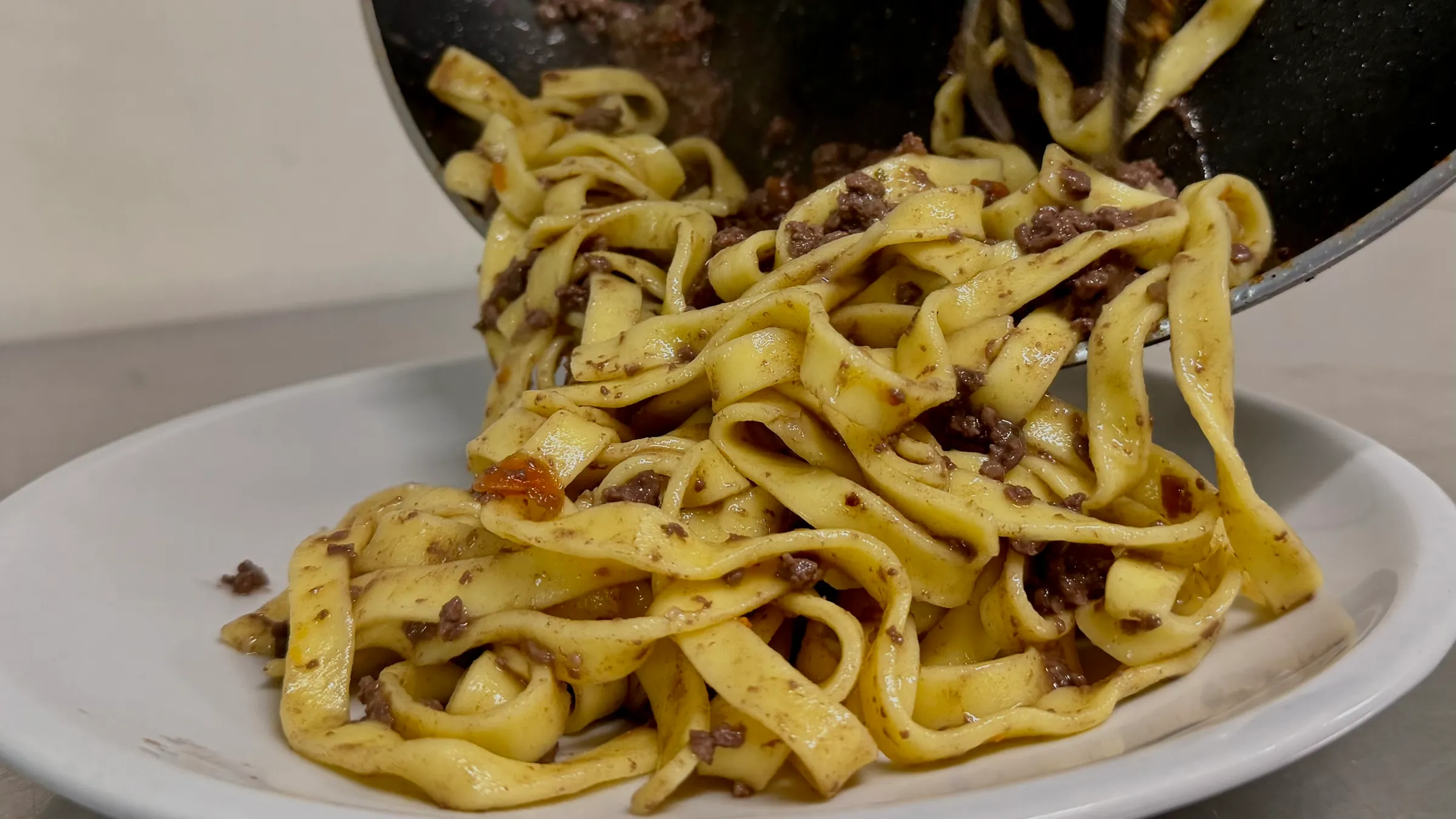 Tagliatelle al ragù servite al piatto