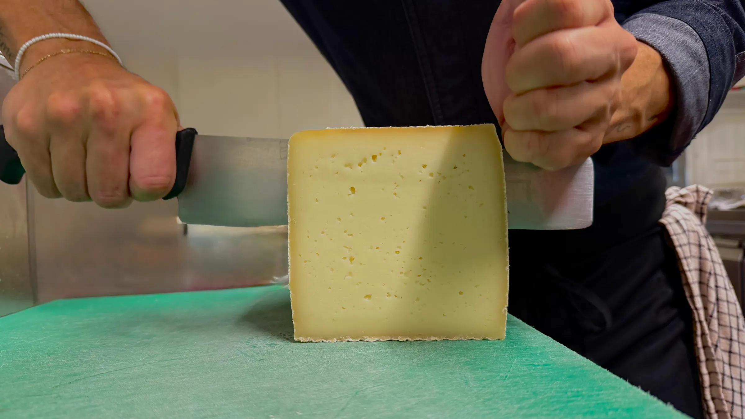 Taglio della forma di formaggio d'alpeggio