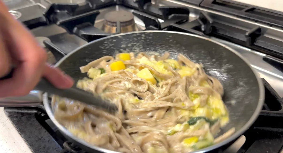 Preparazione della pasta in padella