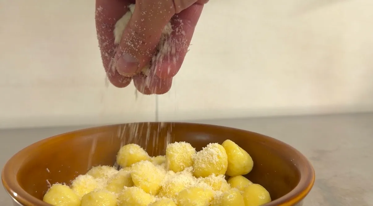 Gnocchi con formaggio grattugiato