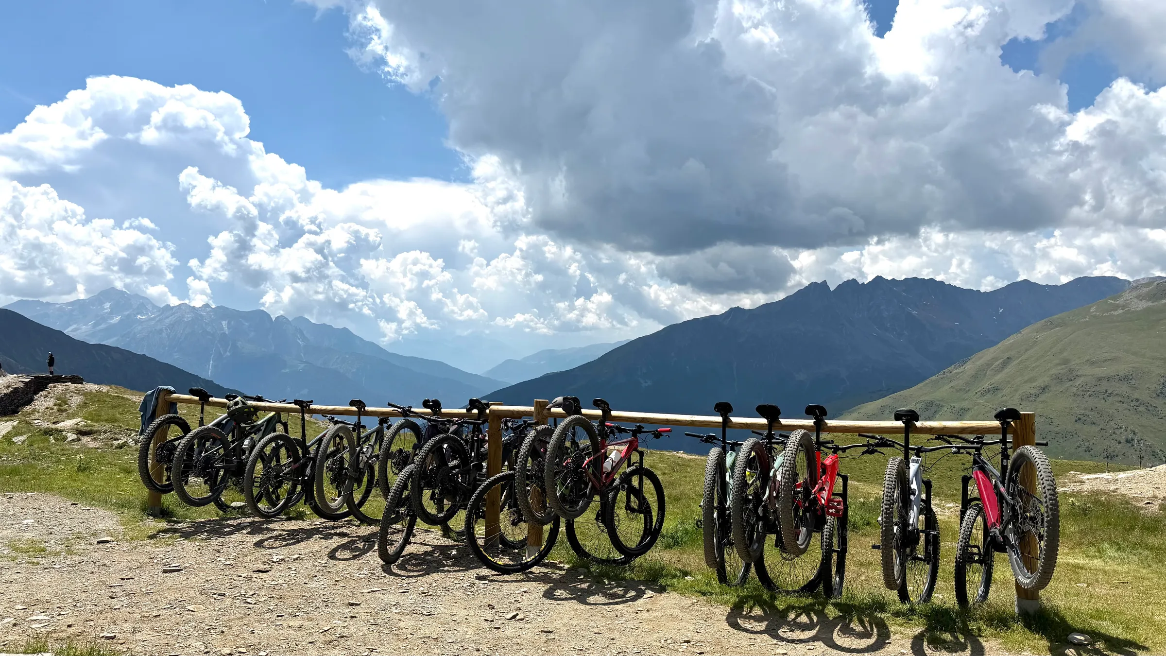 E-bike e mountain bike parcheggiate con vista sulle vette