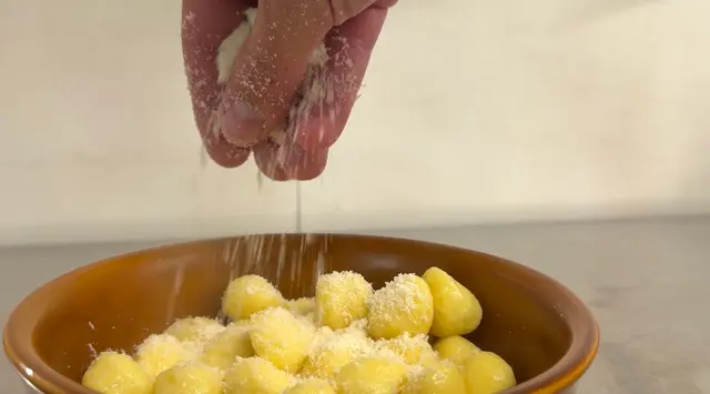 Gnocchi con formaggio grattugiato