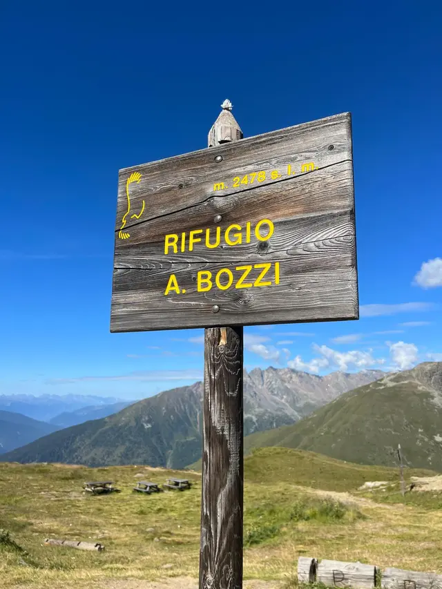 Il cartello del Rifugio Bozzi