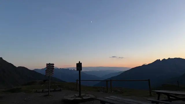 Cartelli segnavia al Rifugio Bozzi al tramonto